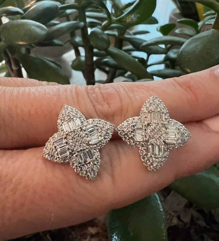 Clover Earrings 2.12 Carat Diamonds, 18k Gold
