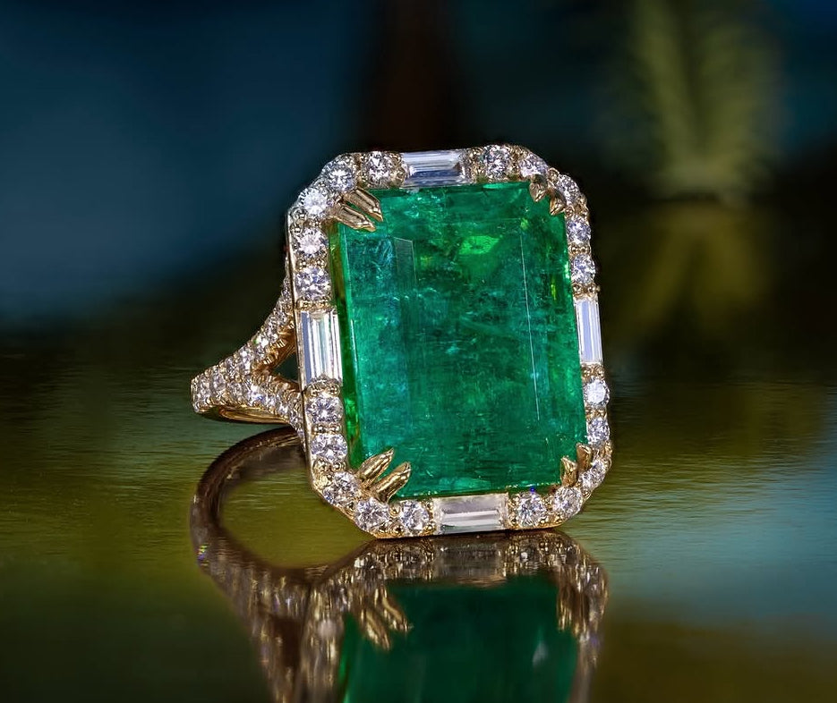 18.36 Ct Emerald Vintage Vintage 1950s Paris 18k Gold setting with 1.75 Ct Round and Baguette Diamonds, natural.