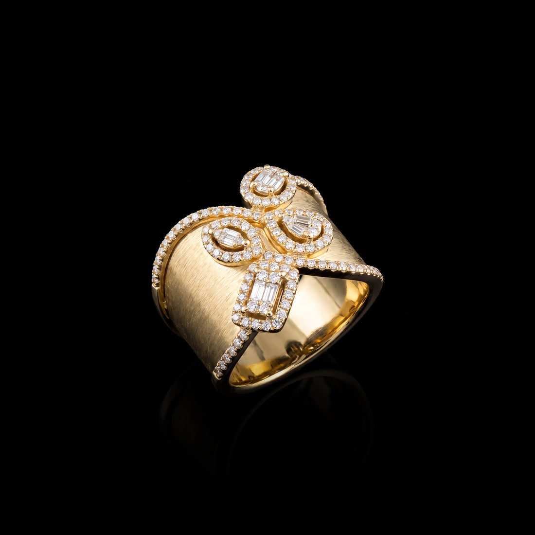 Effy Shaped Diamond Border Ring